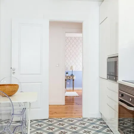 Alfama Delight Panoramic River And Historic Views 3 Bedrooms And 2 Bathrooms Ac 18th Century Building Лиссабон
