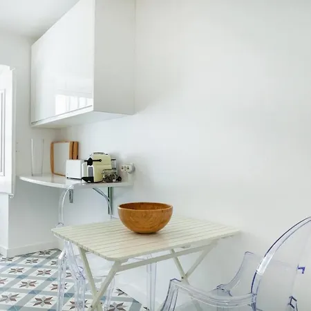 Alfama Delight: Panoramic River Views In Historic 18th Century Building Apartment Lisbon