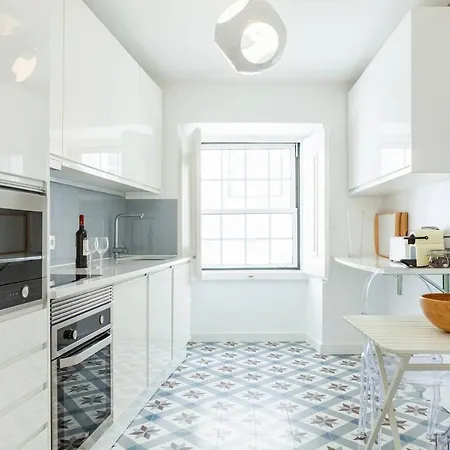 Alfama Delight: Panoramic River Views In Historic 18th Century Building Lisbon