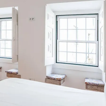 Apartment Alfama Delight: Panoramic River Views In Historic 18th Century Building Lisbon