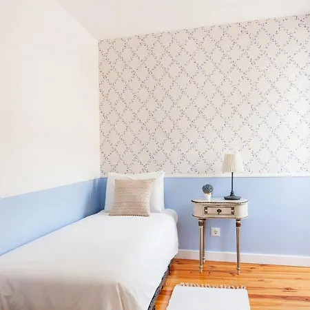 Alfama Delight: Panoramic River Views In Historic 18th Century Building