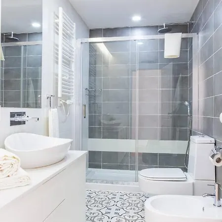 Alfama Delight: Panoramic River Views In Historic 18th Century Building Apartment *