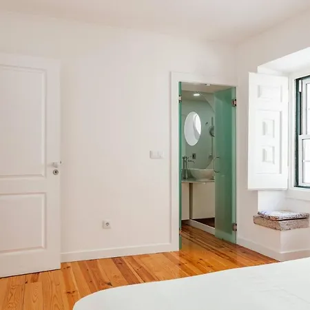 Alfama Delight: Panoramic River Views In Historic 18th Century Building *